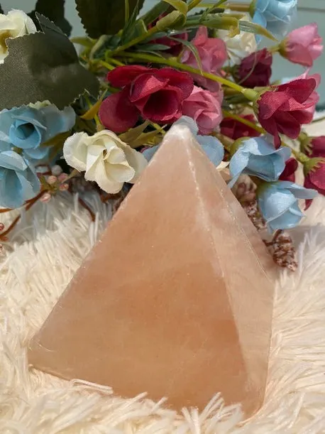 ピラミッド型ヒマラヤ岩塩 置物